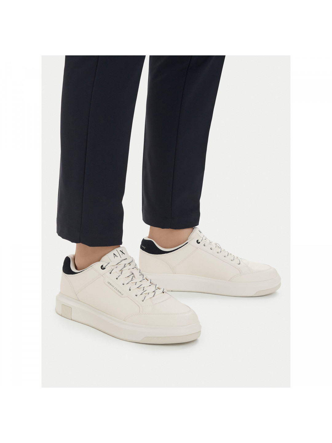 Sneakersy Armani Exchange XM001722 AF17540 MZ266 Bílá